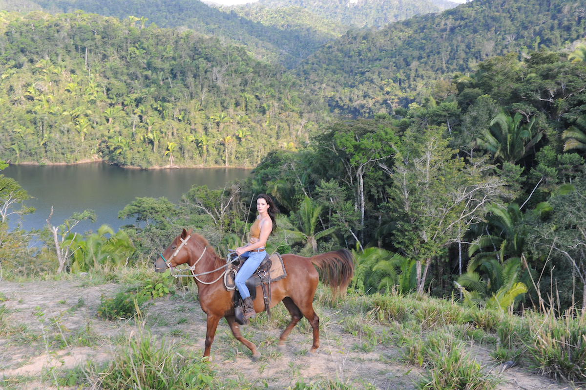 Horseback ride above the lake